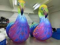 Lumières LED gonflables de dessin animé avec flamants roses colorés et dynamiques pour la décoration de scène à des fins publicitaires