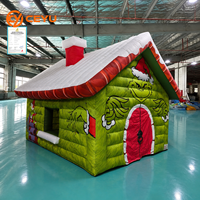 Tente gonflable géante commerciale Ceyu en forme de maison de Noël avec porte zippée et bordure de toit enneigée pour la décoration du Nouvel An