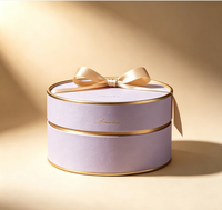 Boîte cadeau rectangulaire de luxe en papier rigide avec fermeture magnétique, bordure dorée, nœud en satin, matériaux recyclés, impression quadricolore, personnalisable