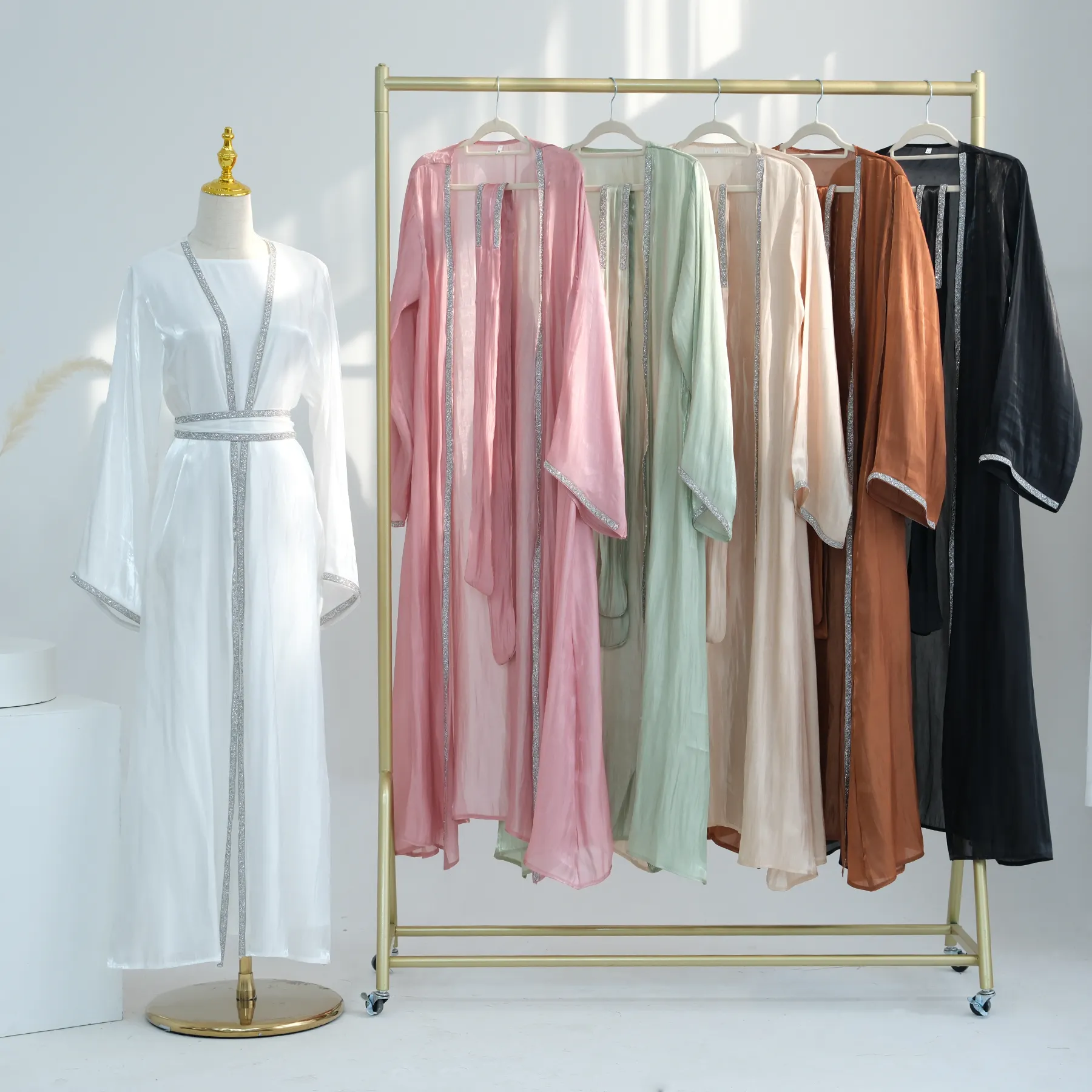 Venta al por mayor nueva llegada nuevo conjunto Abaya brillante poliéster brillo Dubai Abaya modesto Kimono ropa islámica mujeres vestido musulmán