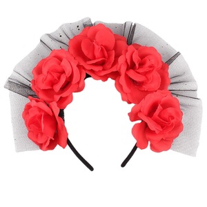 Serre-tête Fankasi à cinq roses rouges avec gaze, accessoire de costume de mariée ou d'Halloween - Product Image 5