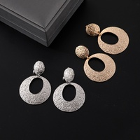 Exclusivité transfrontalière : Nouvelles boucles d'oreilles clips en alliage avec surface texturée, style européen, tendance et polyvalent pour femme
