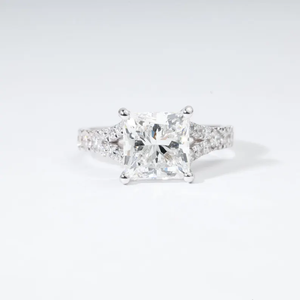 Anillo de compromiso con diamante de laboratorio de corte princesa y redondo de 3.36 CT certificado por IGI, con banda de compromiso de media eternidad de oro macizo de 18K. - Product Image 1