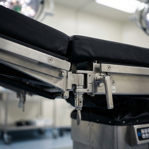 Tavolo Chirurgico <span class=keywords><strong>Ostetrico</strong></span> e Ginecologico Versatile di Keling Medical con Supporti per Gambe Regolabili e Gestione dei Fluidi - Product Image 4