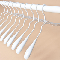 Cintres métalliques robustes de haute qualité, antidérapants, pour le rangement et la présentation des vêtements (vente en gros)