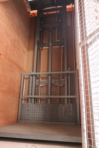 3000千克4.5米固定式垂直壁挂式夹层液压货物升降机 - Product Image 2