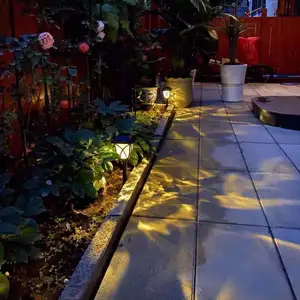 Lumières de chemin solaire Éclairage paysager RVB Cour sol LED Jardin extérieur RVB Led Lampes de pelouse solaires