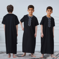 Nouvelle Collection 2026 : Thobe Noir Brodé à Manches Courtes pour Garçons – Robe Arabe Musulmane, Qamis Islamique pour Enfants, Idéal Ramadan et Aïd