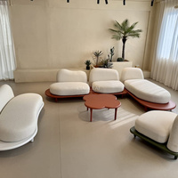 Ensemble de canapés d'extérieur modernes avec sièges rembourrés arrondis et tables basses