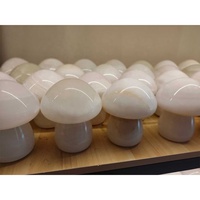 Lampes de table miniatures en marbre onyx naturel, très tendance 2026, pour la décoration intérieure et les mini-bars.