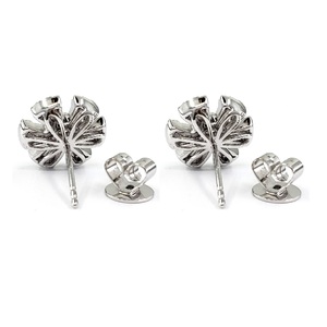 Boucles d'oreilles clous en or blanc 18 carats en forme de fleur avec diamants véritables pour femme, style mignon pour mariages et soirées - Product Image 2