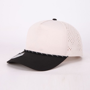 Casquette de baseball sportive personnalisée à 5 panneaux en polyester imperméable avec perforations découpées au laser et patch en caoutchouc pour le golf - Product Image 1