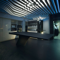 Installation de bar à domicile comptoir de bar à surface solide en corian noir personnalisé pour la maison meubles de bar à la maison en forme de L