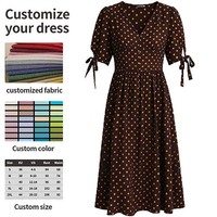Robe midi à pois à col en V, boutonnée sur le devant, avec poignets à nouer, manches courtes et taille empire, idéale pour le quotidien, les voyages et les rendez-vous café. Personnalisation disponible.