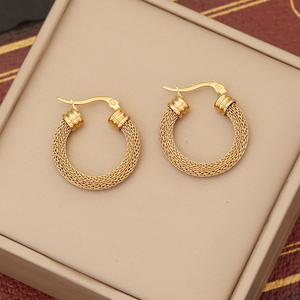 Boucles d'oreilles créoles en acier inoxydable, minimalistes, rondes et torsadées, plaquées or 18 carats, pour femmes, idéales au quotidien - Product Image 1
