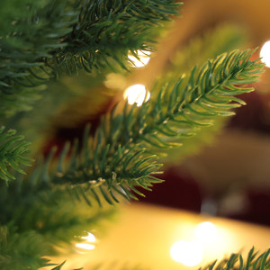 Vente en gros d'arbres de Noël artificiels pré-éclairés de 48/60 cm, mini arbres de Noël floqués de neige pour table, avec base enveloppée de toile de jute et lumières LED - Product Image 3