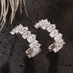 Orecchini a Cerchio Geometrici a Forma di C per Donne, con Accenti di Cristallo Quadrati e Rotondi, Accessori di Moda Minimalista - Product Image 4