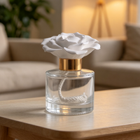 Diffuseur de parfum d'ambiance en verre de 100 ml avec fleur de rose en céramique faite à la main, pierre aromatique et bâtonnets en rotin pour huiles essentielles