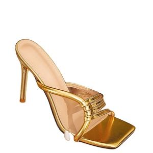 Une paire de sandales plates à talons très hauts avec bout pointu, boucle dorée, antidérapantes, élégantes, pour l'été, chaussures de mariée - Product Image 1