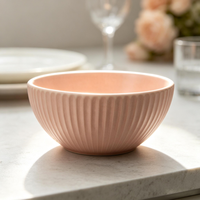 Bol à glace rose côtelé en céramique, résistant à la chaleur, compatible micro-ondes et lave-vaisselle, durable, moderne et minimaliste, pour la table.
