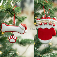 Maßgefertigte Handgemachte Handbemalte Weihnachtsornamente aus Harz mit Weihnachtsmann, Rentier, Lebkuchenhaus und Baumdesign zum Aufhängen