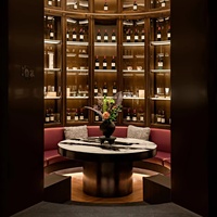 Ensemble de bar moderne de luxe avec tabourets en cuir vert et comptoir en bois massif incurvé pour utilisation en restaurant