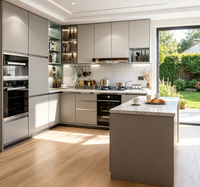 Ensemble de meubles de cuisine modernes avec armoires gris clair, étagères en verre avec éclairage LED, four encastré et crédence en carreaux de métro