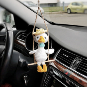 Pendentif de voiture en crochet secret en forme de canard blanc avec chapeau pour décoration intérieure - Product Image 1