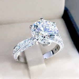 Anello di Fidanzamento F906 in Oro Bianco con Diamante Taglio Brillante Rotondo Colore G Naturale per Donna - Product Image 2