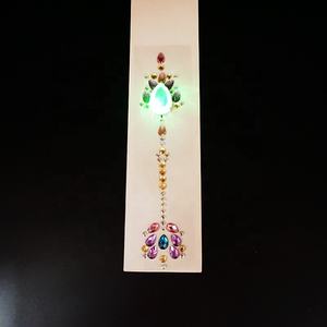Échantillon gratuit de pierres précieuses pour le visage autocollants LED Bindi bijoux de visage brillent dans le noir gemmes de cheveux <span class=keywords><strong>blinger</strong></span> en strass - Product Image 5