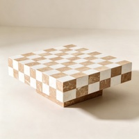 Table basse en marbre jaune travertin Newstra personnalisée avec un design géométrique moderne, adaptée au salon