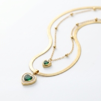 Collier superposé QIAOREN 13527 avec pendentif cœur vert double couche, chaîne serpent plate et chaîne câble perlée, zircon émeraude petit et grand