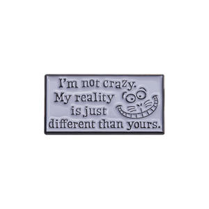 Broche esmaltado con texto de gato a la moda 'No estoy <span class=keywords><strong>loco</strong></span>, mi realidad es solo diferente', frase cómica - Product Image 5