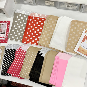 Bolsas de Papel Kraft con Puntos, Bolsas Planas Desechables para Regalos, Empaque Moderno para Productos Creativos - Product Image 1