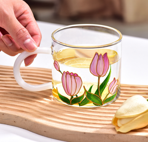Taza de Vidrio para <span class=keywords><strong>Leche</strong></span> y Café con Diseño de Tulipanes Pintados a Mano, de Alta Calidad, Moderna, de Lujo Ligero, con Logotipo Personalizable, para Hogar, Restaurante y Hotel - Product Image 1