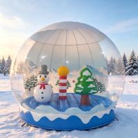 Globe de neige gonflable géant transparent pour Noël, avec fond personnalisé et base rouge, idéal pour l'affichage en centre commercial, la location pour événements et la décoration de fêtes
