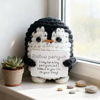 Boneka renda kreatif berbentuk penguin hitam dengan kartu huruf hangat mendorong dukungan untuk rajutan boneka mewah