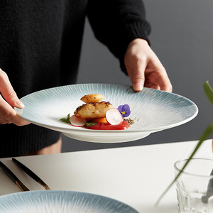 Plato de Porcelana Premium con Textura Radial Estilo Nórdico en Blanco y Azul, Vajilla Versátil para Banquetes y Catering de Hotel - Product Image 1