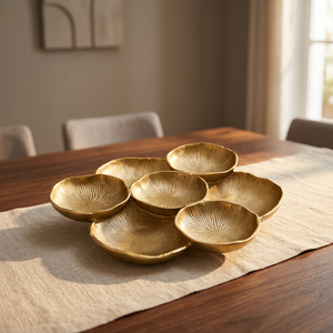 Platos Decorativos de Metal Dorado Irregulares, Hechos a Mano con Patrón de Plantas Grabado, Diseño Moderno para Fiestas - Product Image 6