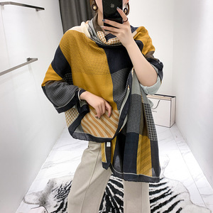 Chal de invierno para mujer, bufanda de viscosa de gran tamaño con estampado multicolor hecho de poliéster - Product Image 2