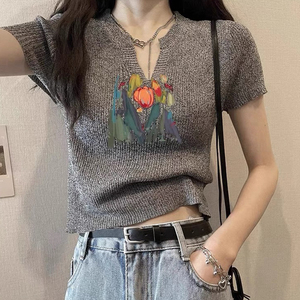 Haut court imprimé tendance à col en V pour femme, coupe ajustée, tricoté, manches courtes, extensible, blanc/noir, décontracté et <span class=keywords><strong>chic</strong></span> pour l'été - Product Image 6
