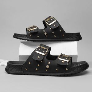 Sandales noires en PVC à enfiler avec boucles et clous dorés, bout ouvert, semelle extérieure en caoutchouc antidérapante, chaussures d'été pour hommes - Product Image 2