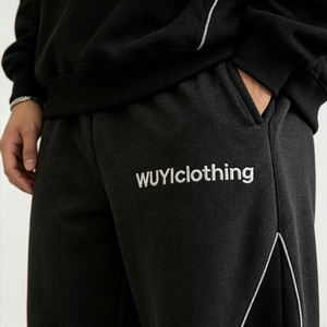 Conjunto Deportivo Oversize Negro para Hombre, con Logotipo Personalizado WUYIClothing, Pantalones Anchos Holgados, Estilo Urbano, Prenda Deportiva de Felpa Técnica - Product Image 4