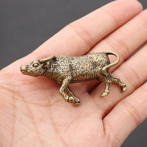 Porte-clés en laiton antique en forme de bœuf, accessoire créatif pour clés de voiture, figurine de bœuf porte-bonheur, pièce décorative à tenir à la main - Product Image 4