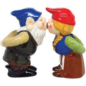 Gnomos besándose magnéticos de cerámica, juego de coctelera de sal y pimienta - Product Image 1
