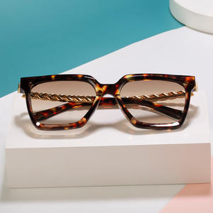 แว่นกันแดดทรงสี่เหลี่ยมสำหรับผู้หญิงทันสมัย ​​UV400 กรอบพลาสติกโลหะ ประเภท 3 สำหรับออกนอกบ้าน งานปาร์ตี้ งานสังสรรค์ - Product Image 1