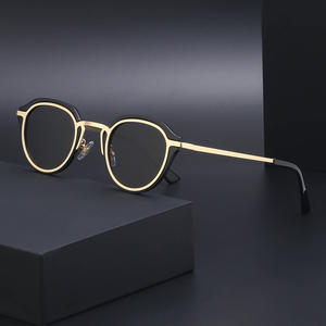 Gafas de sol de estilo europeo para mujer, montura negra, lentes de PC, protección UV400, clase 2, para conducir y uso al aire libre - Product Image 1