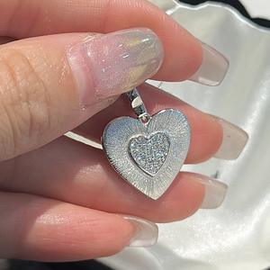 Pendentif en argent pur S925, cœur brossé, style vintage, micro-incrusté de motifs numériques, design de niche, bijoux légers - Product Image 1