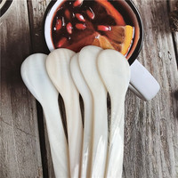Jolies petites cuillères en perles blanches pour usage cosmétique ou dégustation de caviar, fournies par Vietcrafts.