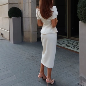 Ensemble tailleur blanc 2 pièces pour femme : haut à col en V et manches bouffantes avec péplum, boutons décoratifs, jupe crayon midi fendue – Tenue de bureau formelle assortie - Product Image 3